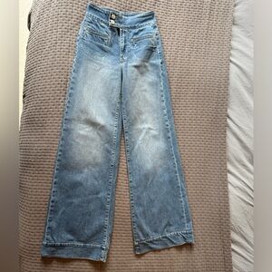 Frame Le Hardy Hight Rise Wide Leg in color Deepwater